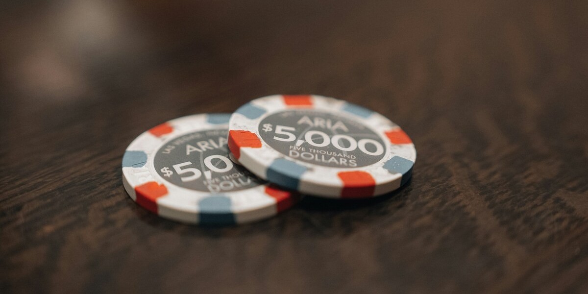 Exploring Online Gambling and Scam Verification with the Inavegas Community